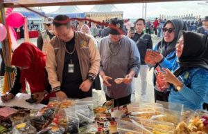 Kutim Pamerkan Sejumlah Produk Unggulan di Harganas, Sejumlah Pengunjung Terpikat Membeli