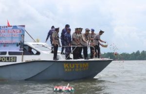 Jelang HUT RI ke-80, Kapolres Kutim Laksanakan Tabur Bunga di Pantai Kenyamukan