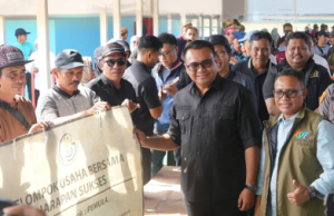 Kunker ke Kecamatan Anggana, Bupati Tinjau TPI dan Serahkan Bantuan