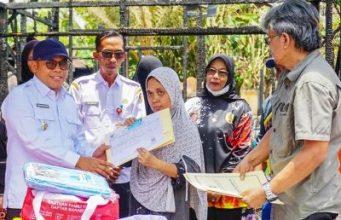 Respon Cepat Pemkab HST, Wakil Bupati Serahkan Bantuan Korban Kebakaran di Bukat – Barabai