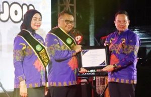 Bupati Aulia Rahman dan Istri Dikukuhkan Menjadi Ayah dan Bunda Genre