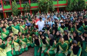 Bupati Ikut Senam Bersama dengan Ratusan Pelajar SMP Negeri 2 Tenggarong