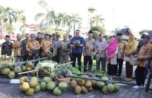 Warga Desa Mulawarman Serahkan ‘Hadiah’ Hasil Bumi dan Peternakan kepada Bupati Aulia Rahman