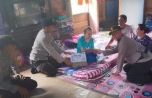 Polsek Muara Bengkal Tebar Berkah di Hari Jumat