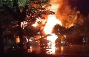 Rabu Dini Hari, Kebakaran Lagi di HST, Tiga Rumah Warga Hangus, Dua Dilarikan ke RSHD