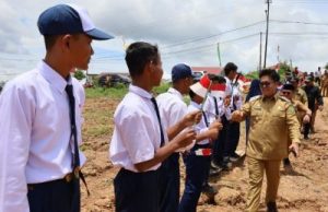 Kunker ke Sanga Sanga, Wabup Tinjau Progres Pembangunan Jalan