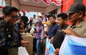 Kunker ke Loa Kulu, Wabup Rendi Serahkan Sejumlah Bantuan