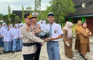 Bagikan Helm Gratis, Polres Kutim Ajak Pelajar SMAN 1 Sangatta Utara Tertib Lalu Lintas