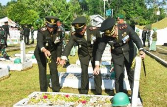 Ziarah HUT TNI ke TMP Pagat, Dandim 1002/HST : Ini Wujud Penghormatan Prajurit kepada Pahlawan