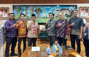 Bawaslu Kutim Audiensi dengan Bupati, Serahkan Dua Buku Data Teknis