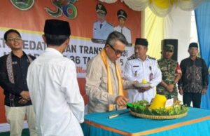 Potong Tumpeng, Tandai Peringatan 36 Tahun Warga Transmigrasi Tempati di Bukit Harapan