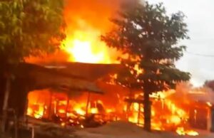 Jelang Maghrib di Binjai Pirua HST, 3 Rumah Musnah Diamuk si Jago Merah, Satu Dilarikan ke RSHD