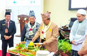 Paripurna Hari Jadi HST, Bupati dan Ketua DPRD Berpakaian Adat, Ini Ajakannya pada 66 Tahun HST