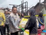 Bupati HST Hadir Berbagi Duka, Serahkan Bantuan Korban Kebakaran di Gang Sawahan Bulau – Barabai