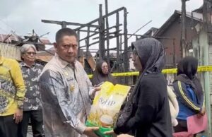 Bupati HST Hadir Berbagi Duka, Serahkan Bantuan Korban Kebakaran di Gang Sawahan Bulau – Barabai