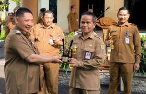 Bupati HST Serahkan Penghargaan MIA 2025, Diskominfo SP Juara Kategori SKPD, Kelurahan Bukat Juara di Tingkat Desa