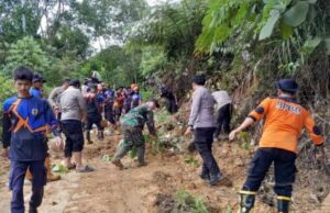 TNI-Polri dan BPBD HST Bersinergi, Tanah Longsor yang Menutup Jalan Desa di Kawasan Meratus Teratasi