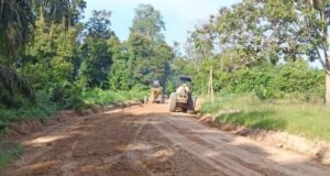 PT KED Perbaiki Jalan Rusak di Long Wehea, Mobilitas Warga Kini Lancar