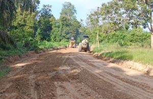 PT KED Perbaiki Jalan Rusak di Long Wehea, Mobilitas Warga Kini Lancar