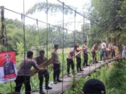 Warga Murung Taal Gembira, Kapolres HST Turun Langsung Bantu Perbaikan Jembatan Gantung yang Rusak