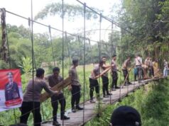 Warga Murung Taal Gembira, Kapolres HST Turun Langsung Bantu Perbaikan Jembatan Gantung yang Rusak