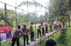 Warga Murung Taal Gembira, Kapolres HST Turun Langsung Bantu Perbaikan Jembatan Gantung yang Rusak