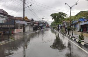 Kota Barabai Terendam Banjir, Jalan dan Pusat Pertokoan Terdampak, Roda Perekonomian agak Terganggu