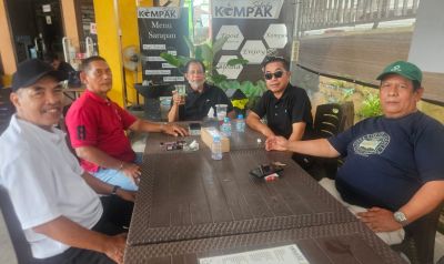 Aroma Teh, Gelak Tawa, dan Setia Kawan di Jalan Biola