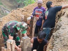 Kepedulian TNI dan Rakyat, Kodim 1002/HST Gotong Royong Bangun Jembatan Garuda di Wilayah Haruyan